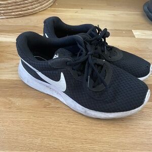 Nike Tanjun Shoes size 7.5